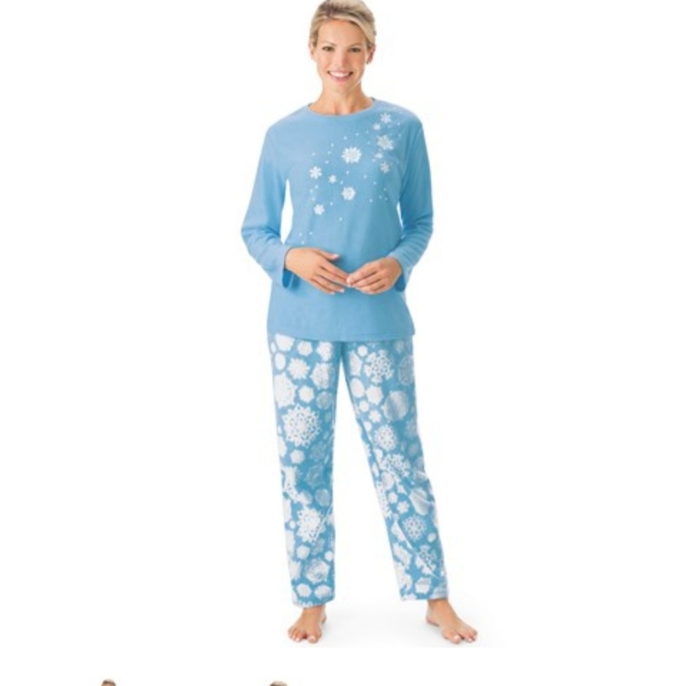 Women's large Fleece pajama set in blue, snowflake pattern